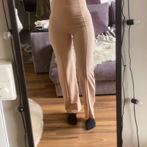 Byxor - Snygga beigea byxor med hög midja. Storlek s