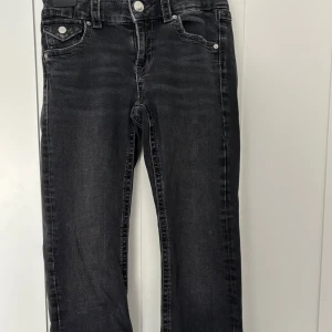 Svarta flare jeans - Snygga svarta jeans med en klassisk ficksdesign och knappar på bakfickorna. Jeansen har en lätt tvättad look, de är i storlek 158 från gina young och har 75cm i innerbenslängd! 