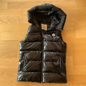 Moncler väst  - Tja säljer min väst som jag inte använder. I väldigt fint skick,Skriv för frågor storlek S