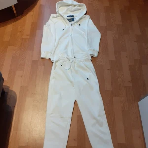 Polo Ralph Lauren Dress - Hej, säljer en helt ny polo ralph lauren dress då presenten inte passade och tiden för öppet köp hade löpt ut, hör av er vid frågor! Stl M 🤩
