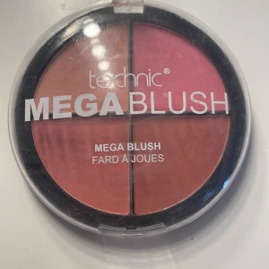 Mega Blush från Technic - Technic Mega Blush med fyra olika nyanser i en praktisk rund palett. Perfekt för att ge kinderna en fräsch och livfull färg. Innehåller både varma och kalla toner för att passa olika hudtoner och tillfällen.