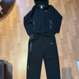 Nike Nocta Tracksuit  - Hej, säljer min Nike Nocta Tracksuit som knappt använts den har inga defekter och är perfekt nu inför våren. Pris går att diskutera !inga byten! Stl M 😁