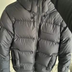 Peak Performance - Säljer en Peak Performance vinterjacka i nyskick. Storlek S. Jackan är köpt på Johnells och endast använd ett fåtal gånger. Kvitto finns kvar 