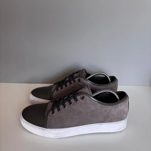 Lanvins - Säljer ett par snygga lanvins i storlek UK8 (EU42), cond 8,5/10 litet märke på båda toecaps på innersidorna annars sjukt bra skick! Skorna är behandlade med vit skokräm och impregneringsspray. Endast skor tillkommer. 