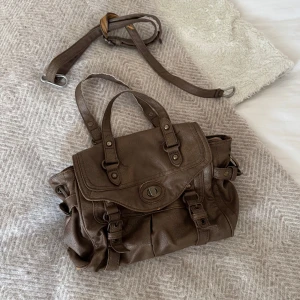 Brun handväska - Skitfin väska! Finns axelband också men det är rätt slitet🌺🌺🌺