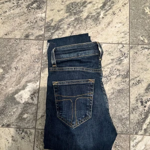 Tiger of Sweden mörkblå jeans slight - Snygga mörkblå jeans från Tiger of Sweden i modellen Slight. Jeansen har klassisk femficksdesign, kontrastsömmar och smal passform. Tillverkade i Italien av slitstarkt bomullsmaterial. Perfekta för dig som gillar stilrena och tidlösa jeans.