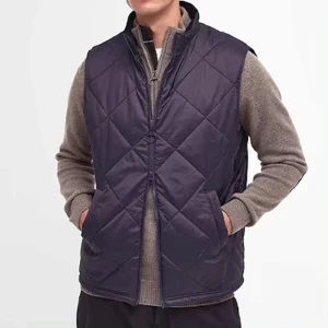 Barbour väst - Snygg och stilren väst från Barbour. Modellnamn: Barbour Finn Gilet. Västen är knappt använd och är i riktigt bra skick utan defekter. Nypris: 1400kr