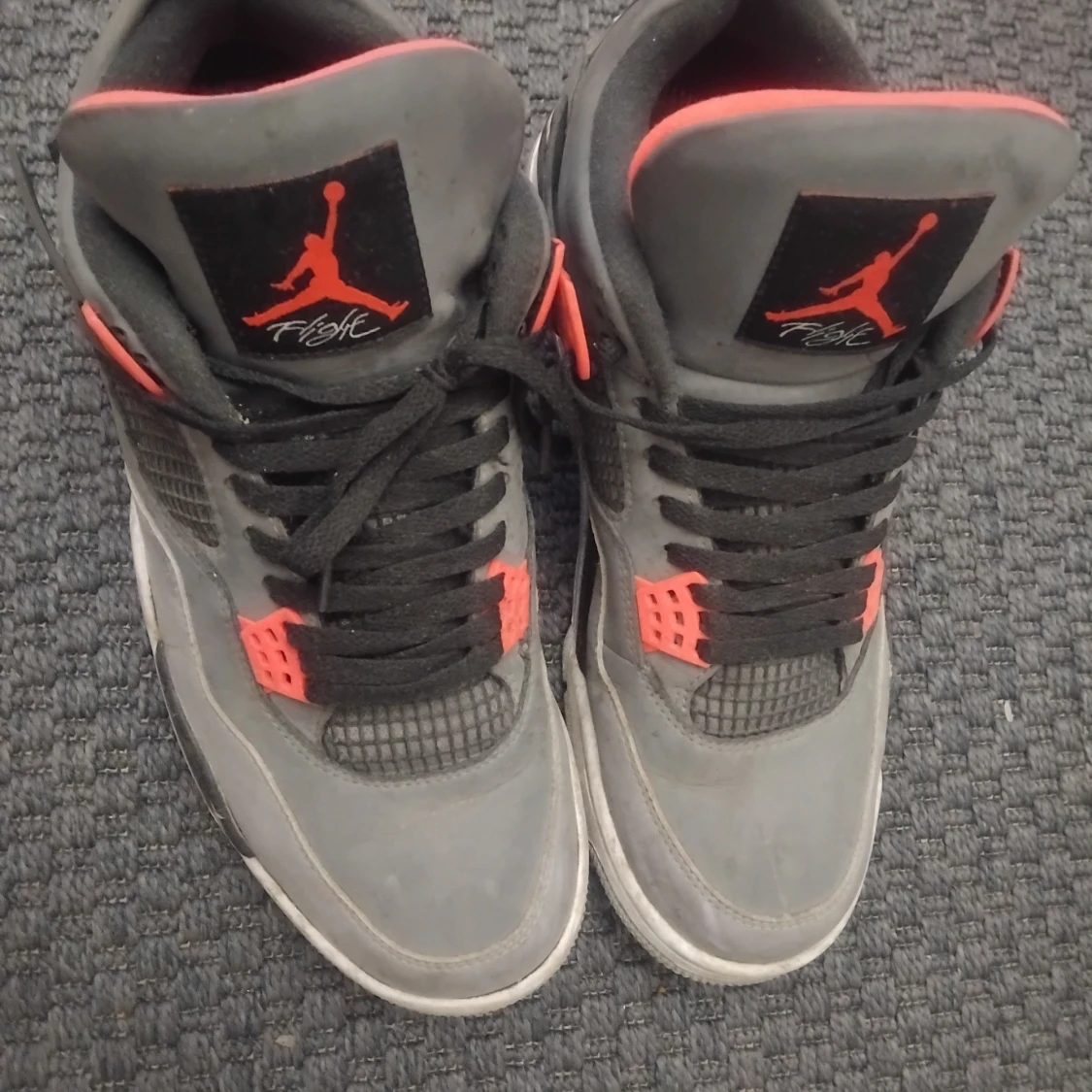 Nike Air Jordan 4 grå/svart/röd