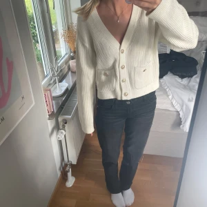 Vit croppad kofta med guldfärgade knappar - Säljer en vit kofta med snygga guldfärgade knappar!