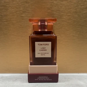 Tom Ford Lost Cherry EdP 100ml - Tom Ford Lost Cherry Eau de Parfum 100 ml. Flaskan är fyrkantig i mörkrött glas med en elegant rödrosa kork och etikett framtill. Kommer i en lyxig röd kartong med märkets logga på toppen. Perfekt för dig som gillar exklusiva dofter med körsbärstoner.