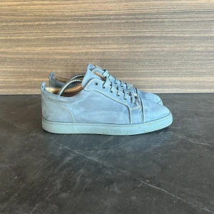 Blå mocka sneakers från Louboutin - Säljer nu de här feta Loubsen. De är i väldigt bra skick bara lite smutsiga men i och andra inga effekter! Allt OG kommer med och hör av er vid endaste fundering.