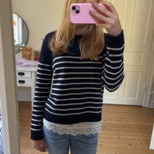 Marinblå randig stickad tröja från Zara - Snygg stickad tröja från Zara i marinblått med vita ränder i storlek M, men passar mer xs-S💕