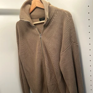Massimo Dutti zip up tröja - Riktigt snygg tröja från Massimo dutti som funkar perfekt till sena sommarkvällar eller kyliga vinterdagar! Den är i 10/10 skick och sitter bra på dig som är mellan 185-192. Modellen är 188. Nypris på cirka 1200kr. 