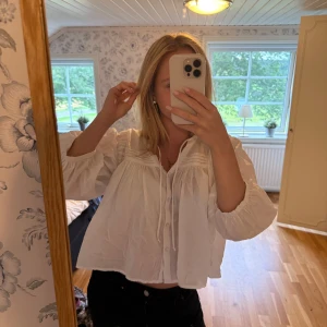 Vit blus/skjorta  - SUPERFIN blus/skjorta från Gina tricot i storlek S. Endast använd 1 gång🩷🩷