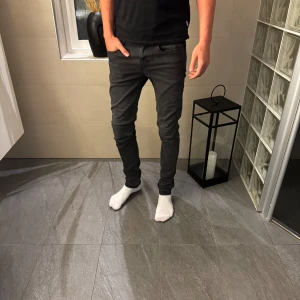 Replay anbass hyperflex - Säljer ett par svarta Replay anbass Hyperflex jeans med klassisk femficksdesign. Jeansen har smal passform hela vägen ner och är tillverkade i stretchigt bomullsmaterial för en bekväm känsla. Perfekta för dig som gillar en stilren look.