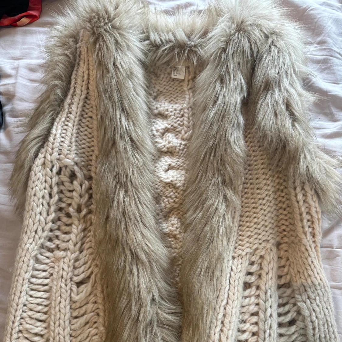 Beige stickad pälsväst med fluffig krage