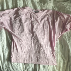 Ljusrosa t-shirt från 157 XS - Säljer en ljusrosa t-shirt från 157 i storlek XS. Aldrig använd 💕