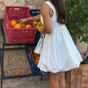 Vit kort ballongklänning twist & tango  - Supersöt vit kort klänning med ballongformad kjol och breda axelband från twist and tango. Använd några få gånger. Nypris : 1999kr 💕🤍