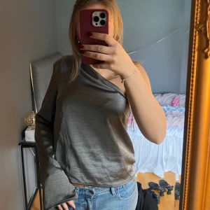 Oneshoulder topp - Snygg grå oneshoulder topp i glansigt satinmaterial🥰