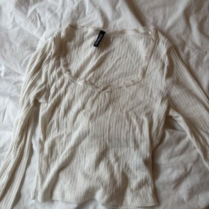 Långärmad tröja  - Långärmad vit tröja med lite detaljer från HM! söt 