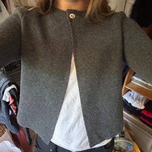 Grå kofta med knapp - En mörkgrå kofta från Zara i storlek S. Inte tydliga noppror men tecken på användning.