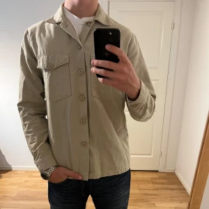 A Days March Overshirt beige - Säljer denna sjukt snygga Overshirten från A Days March⭐️ Färgen är beige och storleken är S✅ Overshirten har inga defekter och skicket är utomordentligt🙌🤝 Sjukt najs passform och passar perfekt till hösten🍁🙌 Tveka inte på att höra av er dig vid minsta fråga eller fundering😊