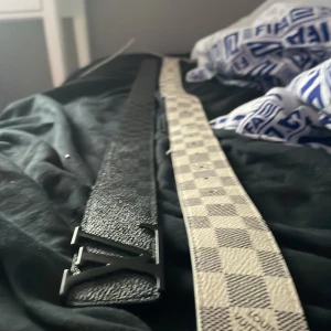 Louis Vuitton rutiga bälten i skinn - Man får bara välja ett av bälterna, ett av de är 110cm de andra är 100cm, de vita har 2 extra hål därav ett av hålen är töjt. Vita bältet är mycket bra skick och svarta är nytt skick 