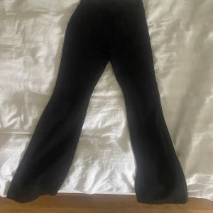 Svarta bootcut manchesterbyxor - Svarta Bootcut jeans. Kunde tyvärr inte ta bild när dom satt på eftersom att dom e för korta