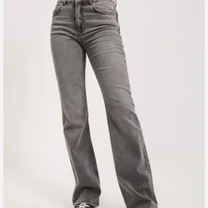 Grå bootcut jeans - Säljer ett par gråa jeans med bootcut/flare passform. Jeansen har klassisk femficksdesign, dragkedja och knapp framtill. Perfekta till sneakers eller boots för en chill och snygg look.❤️🙌🏼