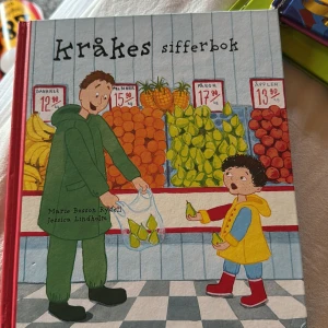 Kråkes sifferbok - En färgglad och rolig bilderbok där du får följa Kråke och hans familj när de lär sig räkna och upptäcker siffror i vardagen. Perfekt för dig som vill lära dig räkna på ett enkelt och kul sätt, med skateboards, frukt och spaghetti! Passar unga läsare som gillar äventyr och lärande.