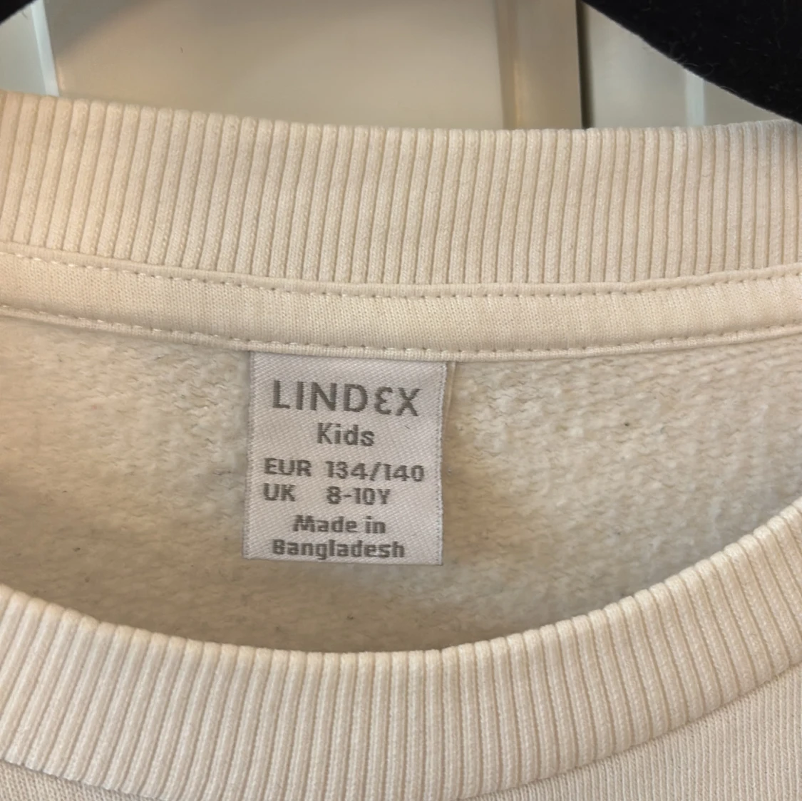 Vit tröja med volang - 2