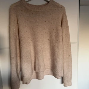 Stickad tröja - Säljer denna superfina stickade tröja med vita stenar på🩷Skriv om ni vill ha andra bilder eller så🫶🏻