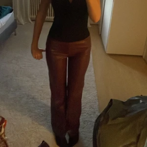 skinn byxor  - snygga vinröda skinn byxor som aldrig har använts🫶🏽