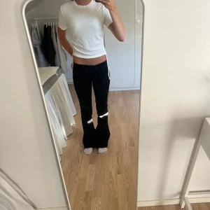 Vit croppad ribbad topp från Bik Bok - Säljer vit croppad topp från Bik Bok i ribbad bomull i storlek s. Tröjan har snörning på sidan som går att justeras. Enkel och basic passar till allt, bra kvalitet till billigt pris.💗