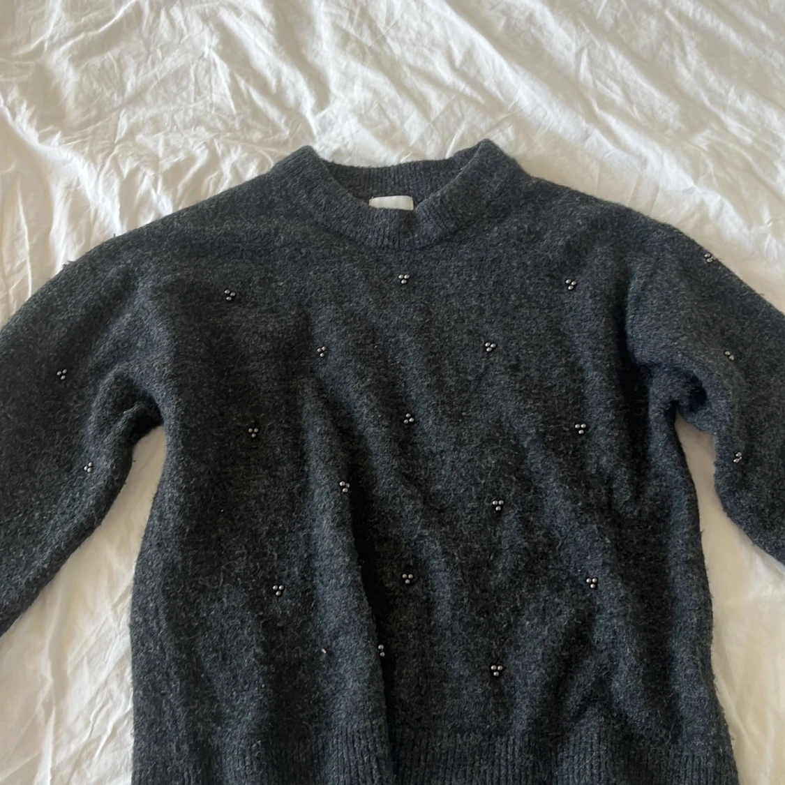 Grå stickad tröja med pärlor från H&M - 2