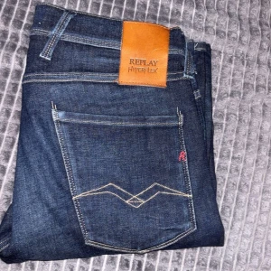 Replay Hyperflex Anbass jeans slim fit - Skick: 9,5/10  Märke: Replay  Storlek: 34/32  Färg: Mörkblå  ✅Använda ett fåtal gånger