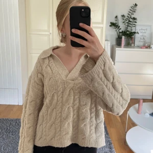 Beige tröja - Säljer denna tröja. Är använd och är lite nopprig i armarna, annars i fint skick. Pris kan självklart diskuteras! 🫶🏼 (nypris cirka 400kr)