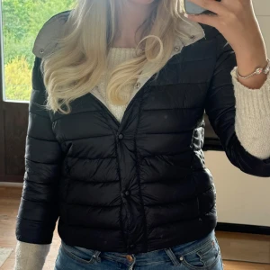 Svart herno liknande jacka - Snygg svart dunjacka perfekt för kyliga dagar nu till hösten💞den är herno liknande💞