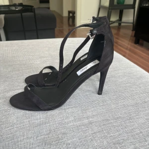 Svarta klackar  - Svarta klackar från Nelly. Väl använda i stl 39❤️