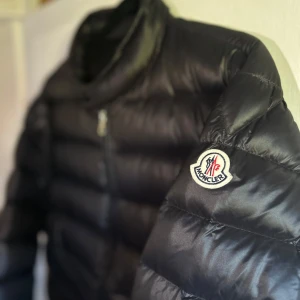 Svart Moncler dunjacka herr - Moncler jacka i svart, storlek 1.   Använd endast 1–2 gånger.   Exklusiv och tidlös modell.  Fraktar samma dag.