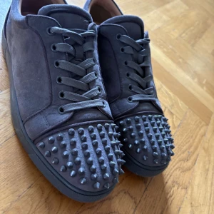 Louboutins GRÅ - Tjenare säljer nu mina Gråa skor från christian louboutins då jag har nya skor till vintern/hösten och vill bli av med dessa. Men det är generellt sköna skor. OBS PRISET KAN FÖRHANDLAS