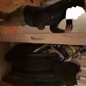 Svart pufferjacka från Peak Performance - Säljer en svart pufferjacka från Peak Performance med huva och dragkedja framtill. Jackan är lätt vadderad och har en snygg, figurnära passform. Perfekt för kyliga dagar och enkel att matcha med allt.