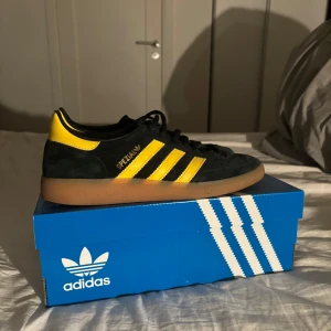 Adidas Handball Spezial - Adidas Handball Spezial, svarta och gula i bra skick. Nypris 1165kr