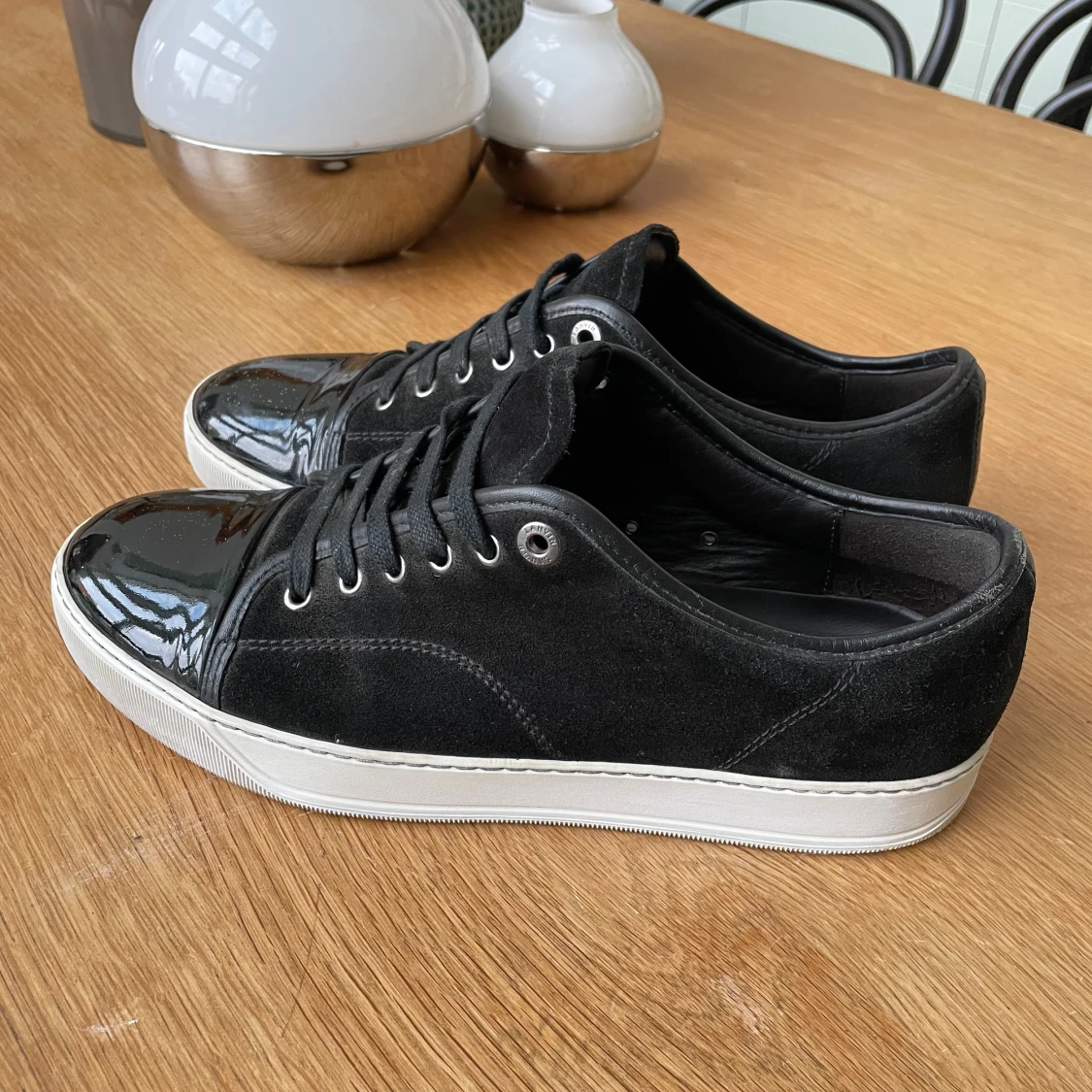 Svarta lanvins med glansig toe cap - 1