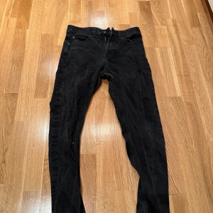 Svarta straight jeans Pull&Bear - Svarta jeans från Pull&Bear i rak modell. Klassisk femficksdesign och normal midja. Jeansen är tillverkade i ett mjukt bomullstyg med lite stretch för extra komfort. Perfekta för en clean och avslappnad look.