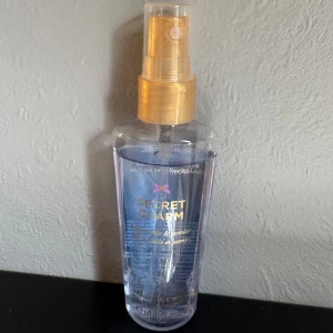 Secret Charm body mist från Victoria's Secret - Fräsch body mist Secret Charm från Victoria's Secret med doft av kaprifol och jasmin. OBS! Gamla förpackningen. Flaskan är genomskinlig med blått innehåll och har en guldig spraykork. Perfekt för dig som gillar blommiga och lätta dofter. 60ML / reseförpackning. Knappt använd och har några år på nacken, men luktar fortfarande gott.