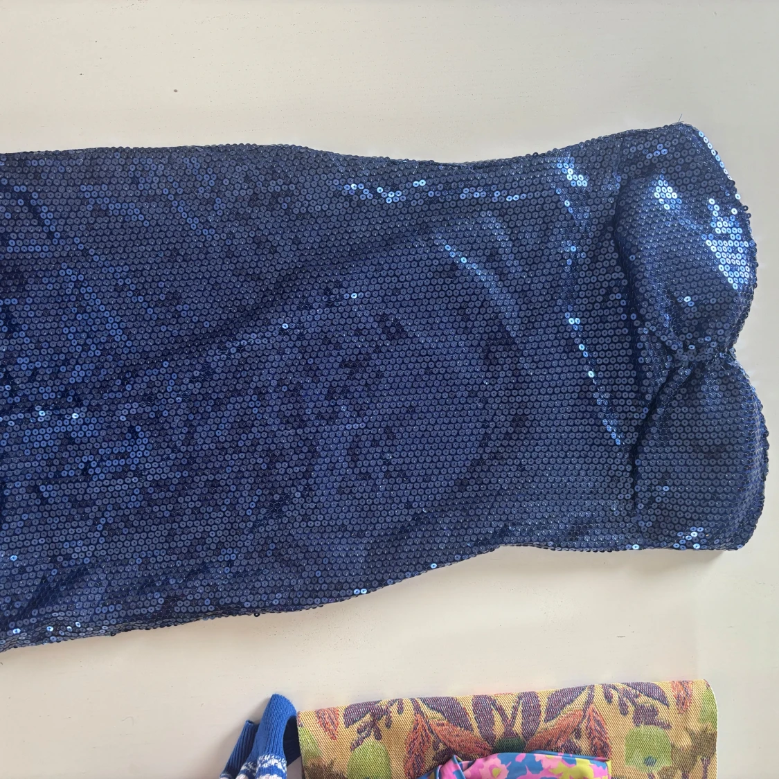 Blå glittrig tubklänning Stylefashion