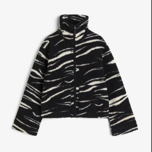Svart teddyjacka med zebramönster - Teddy jacka som är slutsåld på h&m, sparsamt använd och i bra skick🩷 