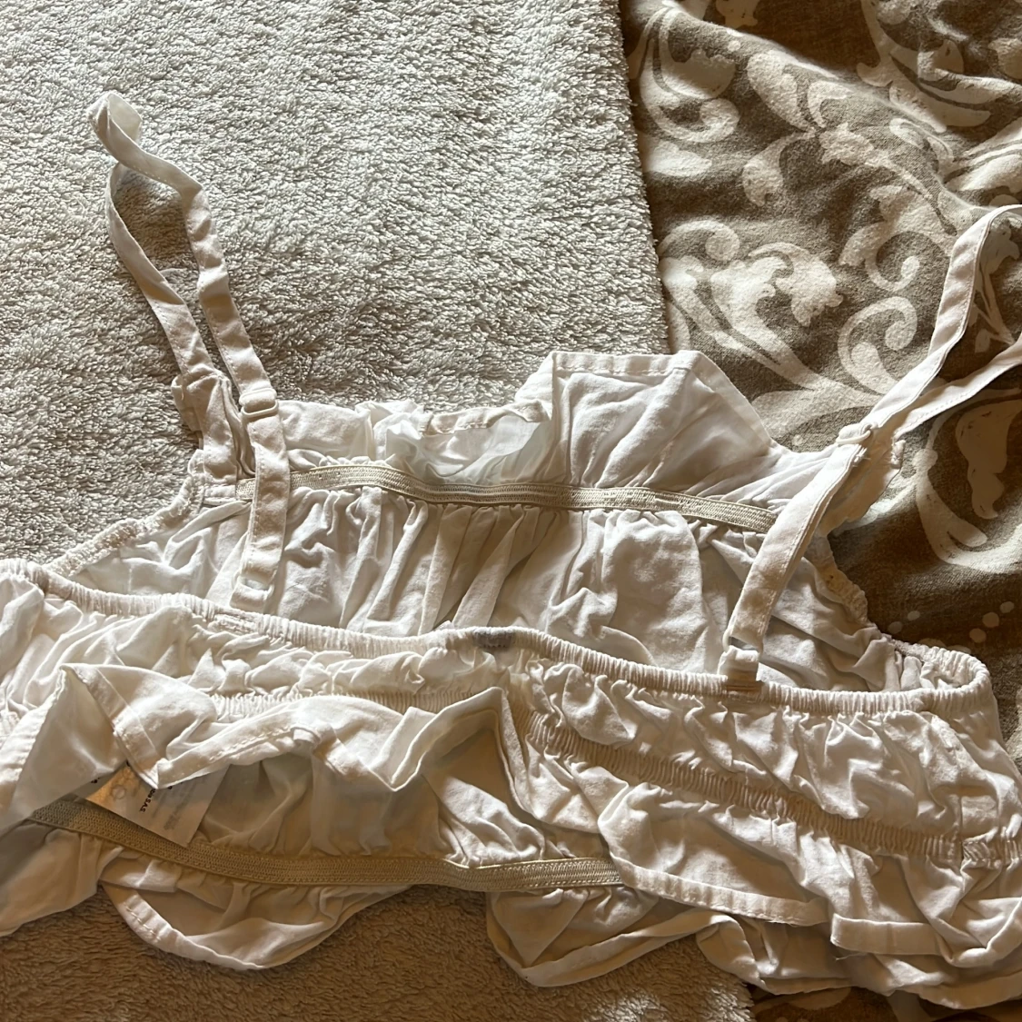 Vit volang linnetopp med smala axelband - 2