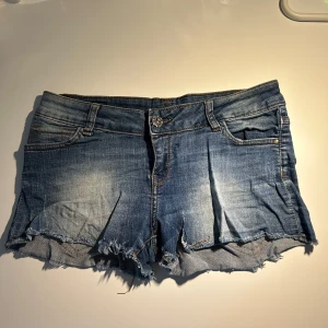 Lågmidjade jeansshorts  - Står inget märke eller storlek men skulle säga storlek S